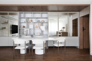 Sofisticação atemporal e funcionalidade definem apartamento de 130 m² em Botafogo