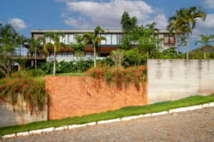 Paisagismo orgânico quebra a rigidez brutalista em projeto assinado pelo Studio Julio Sousa