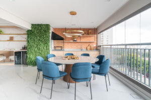 Referências do décor clássico se fundem elementos modernos em projeto de reforma de apartamento