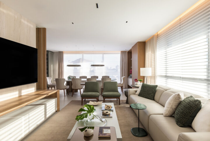 Apartamento duplex em Curitiba combina conforto, materiais naturais e design contemporâneo