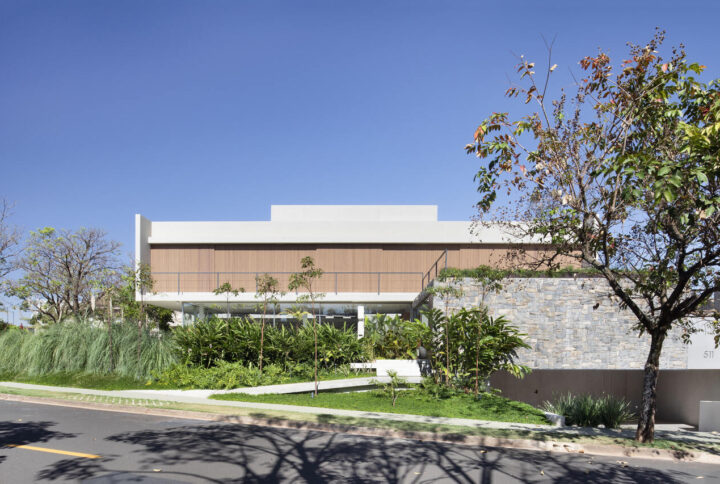 Casa em São José do Rio Preto aposta em volumes suspensos e paisagismo sem muros