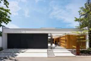 Casa na Barra da Tijuca aposta em volumetria marcante e integração total entre interior e exterior