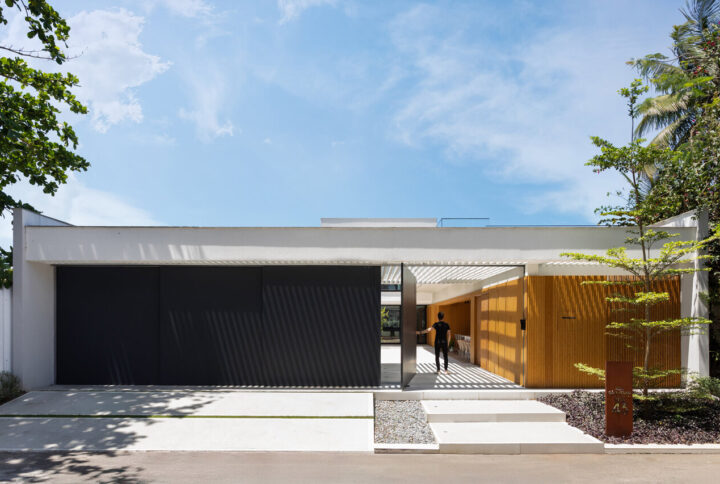 Casa na Barra da Tijuca aposta em volumetria marcante e integração total entre interior e exterior