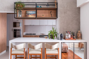 Apartamento no Panamby ganha mezanino e mistura estilos urbano e clássico em projeto de Ju Matos