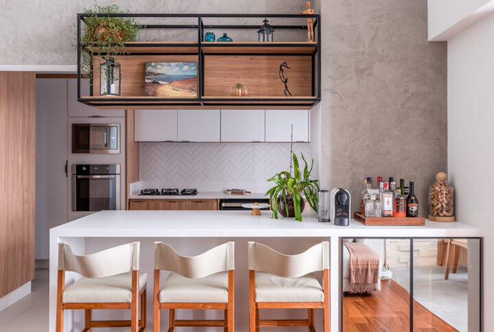 Apartamento no Panamby ganha mezanino e mistura estilos urbano e clássico em projeto de Ju Matos