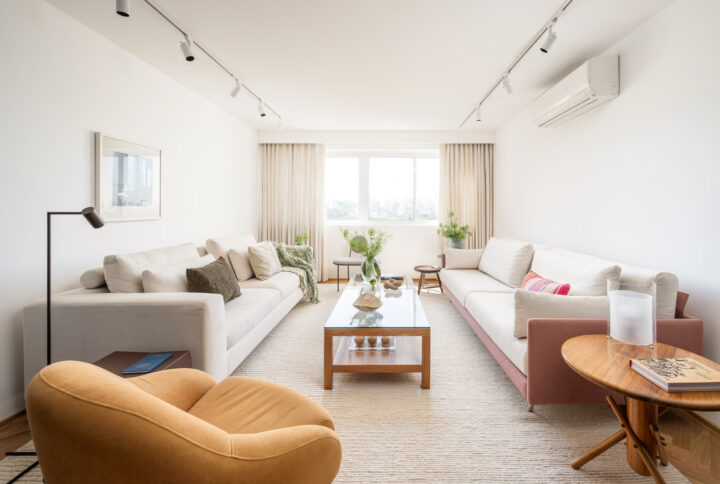 Apartamento de 160 m² em Alto de Pinheiros aposta em cores e marcenaria funcional