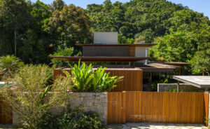 Casa em Ubatuba integra arquitetura e natureza em projeto da Pitta Arquitetura
