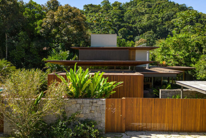 Casa em Ubatuba integra arquitetura e natureza em projeto da Pitta Arquitetura