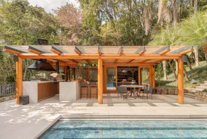 Anexo de lazer em Petrópolis ganha projeto integrado com piscina, spa e área gourmet