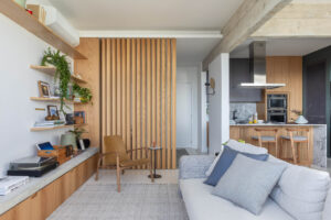 Apartamento de 100 m² em Ipanema ganha reforma contemporânea com integração e vista para o mar