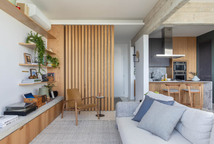 Apartamento de 100 m² em Ipanema ganha reforma contemporânea com integração e vista para o mar