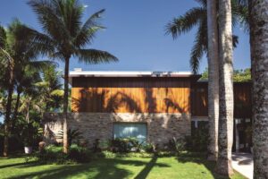 Reforma de casa de veraneio no Guarujá transforma residência de 800 m² em refúgio sofisticado à beira-mar