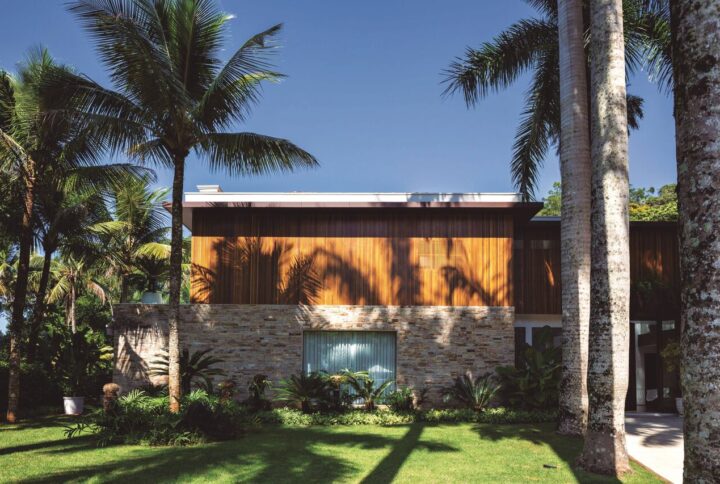Reforma de casa de veraneio no Guarujá transforma residência de 800 m² em refúgio sofisticado à beira-mar