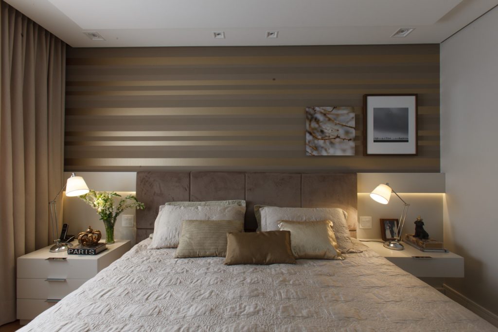 Sóbrio e sereno, o quarto do casal destaca-se com o revestimento de parede (Alamanda Home) e a cabeceira da cama.