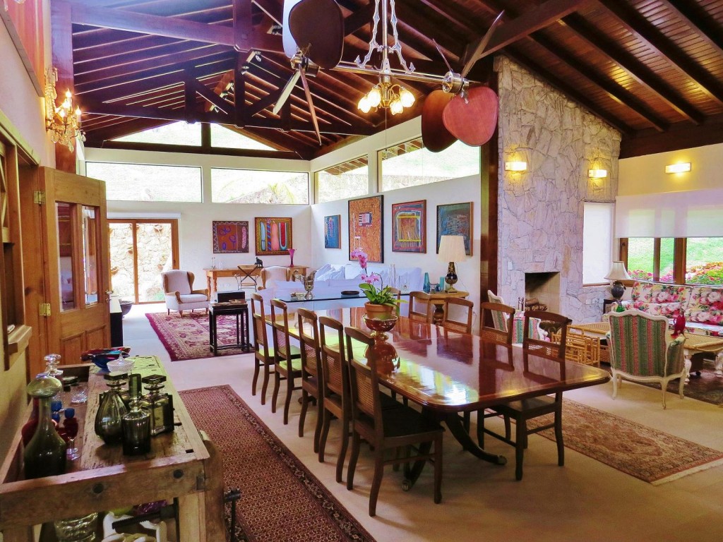 Com a reforma, o living ganhou cerca de 100 m2 e novo piso de porcelanato da Portinari, um modelo antiderrapante e de fácil limpeza (Alteza Revestimentos). Um dos destaques do social é a mesa inglesa autêntica do século 19, adquirida em um antiquário pelos proprietários. O estar acomoda as obras de Siron Franco. Em outro ângulo, o estar integrado à varanda que abriga o armário provençal, adquirido em antiquário.