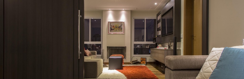 O apartamento foi idealizado em tons neutros, com predominância das madeiras que proporcionam o aconchego solicitado pelos clientes. A grande porta de correr feita sob medida em madeira wengue se destaca no ambiente, propiciando privacidade ou ampliando o social quando necessário.