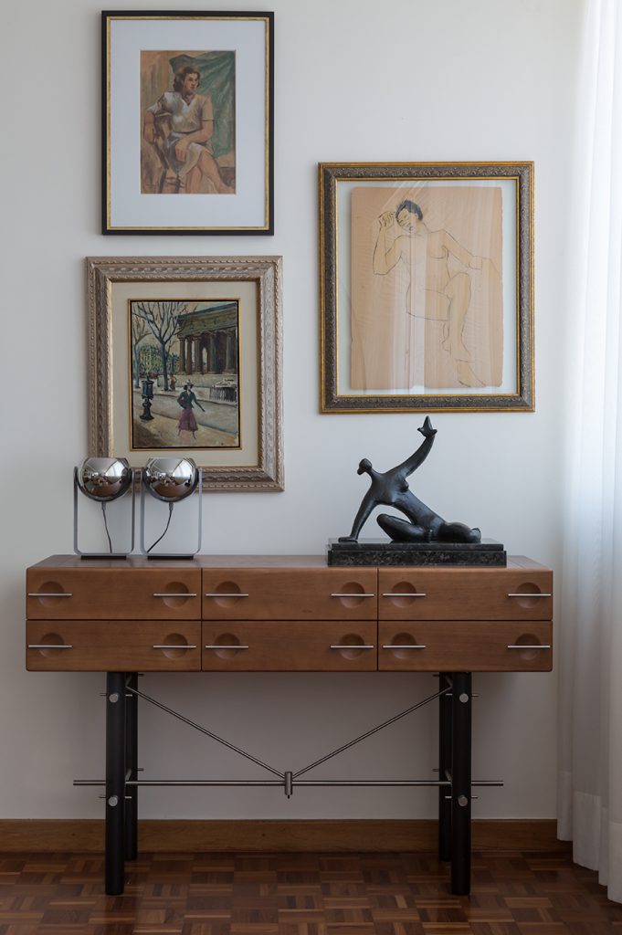 Na maioria de seus projetos, a dupla usa madeiras e peças de design, com preferência pelas nacionais. Esta reforma é um exemplo perfeito dessas características, repleto de móveis assinados por designers brasileiros. Em um dos cantos do living, o aparador Bianca (Dpot), de Sergio Rodrigues.
