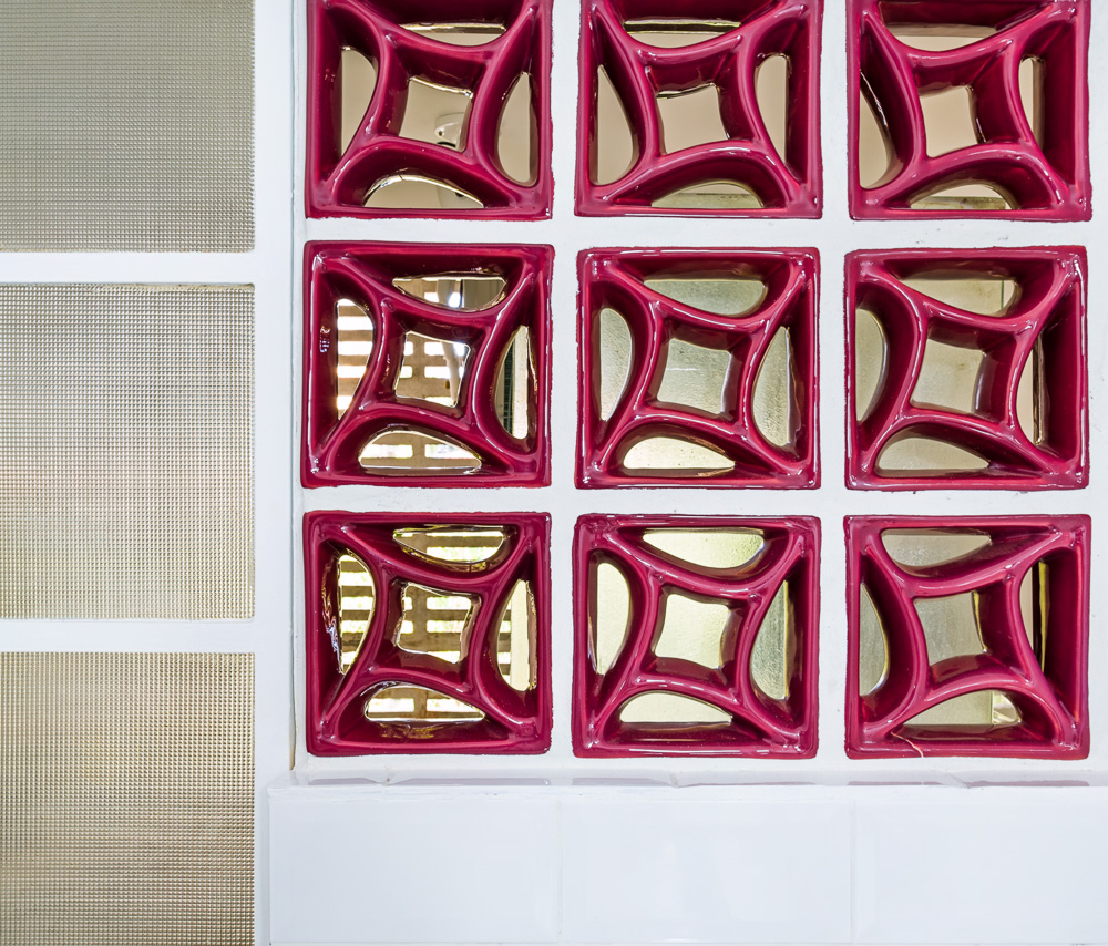 No detalhe, o cobogó (Zaro Revestimentos) surgiu como alternativa para o fechamento do vão da janela da área de serviços. 