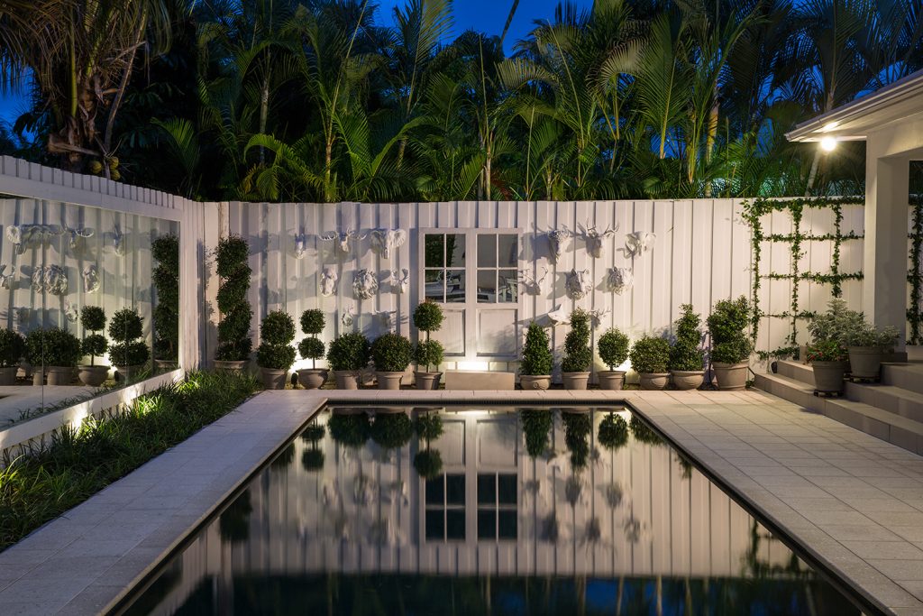 A piscina não existia no projeto original da casa e foi uma necessidade na área de lazer externa devido ao calor constante da cidade. O paisagismo foi feito pelo escritório das irmãs e complementa o visual tropical do entorno com plantas acabadas em topiarias simples em vasos, e cabeças falsas de animais se mesclam à parede e a trepadeiras instaladas com geometrismo.