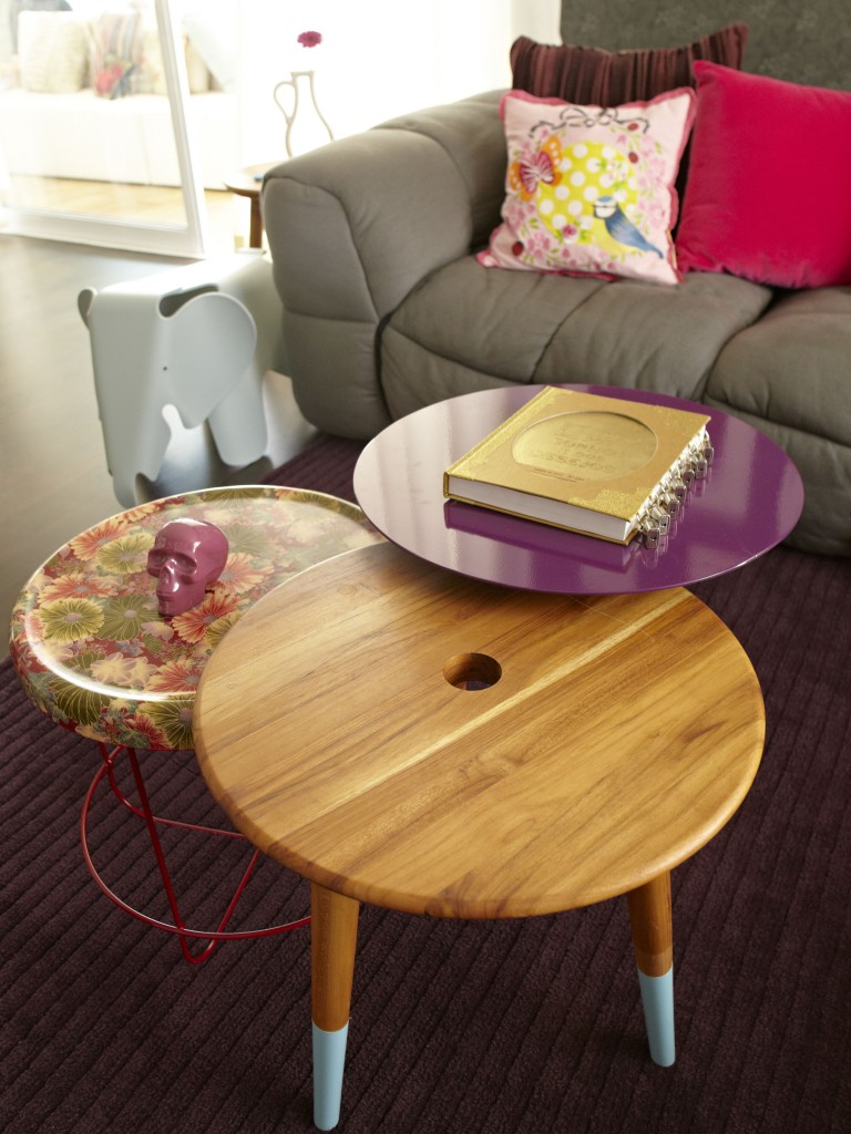 As mesinhas em variados tamanhos e acabamentos, assinadas por Fernando Jaeger, ajudaram a compôr o ambiente alegre. Um pouco de humor com a mesa Elefante da Vitra (Micasa).