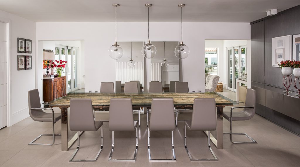 As irmãs reaproveitaram peças que adoravam em seu antigo apartamento, como a mesa preferida de madeira reciclada e as cadeiras, tudo da Artefacto, na sala de jantar. A estrutura da casa não permitiu a ideia original de usar cimento queimado no piso, que recebeu porcelanato com acabamento cimentício.