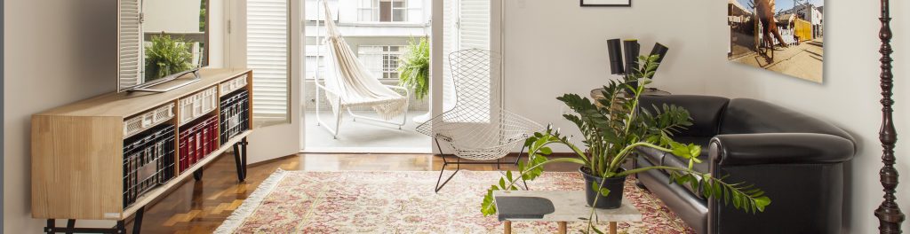 Móveis desenhados por Arruda aparecem em diversos ambientes. Na varanda, a poltrona Rede foi criada a partir do desafio de utilizar a popular rede como o estofado de uma poltrona doméstica contemporânea. Já no estar, o bufê José (Tok&Stok) tem um visual urbano e divertido, com caixas plásticas empilháveis no lugar de gavetas.