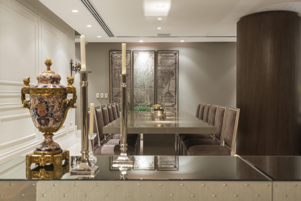 No ambiente de jantar, a mesa de 4 metros de comprimento e um aparador de 5 metros, revestido de espelho veneziano, revelam a imponência da decoração.