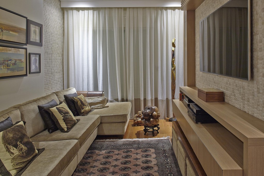 Situado em um dos antigos quartos, na área íntima, o home theater foi revestido com mosaico da Portobello e mobiliado com peças sob medida, além do sofá da Saccaro.