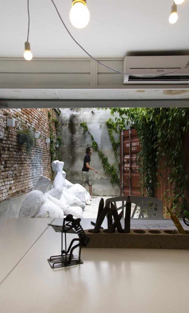 Uma varanda fresca faz parte dos ambientes de relax, onde estão esculturas feitas de um tipo de isopor resistente. O jardim da cobertura chega a cobrir parte de suas paredes, contribuindo para o conforto térmico. 