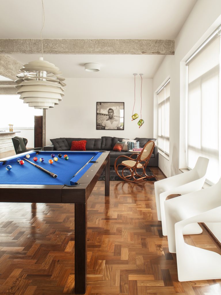 Como os proprietários adoram receber e não queriam nada formal, a mesa de bilhar na sala de jantar pode ser utilizada também para refeições criando um ambiente versátil e perfeito para entreter os convidados.