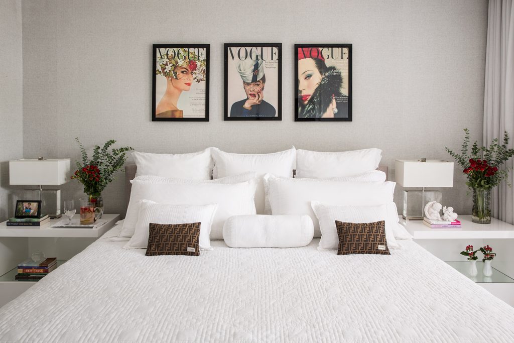 Monica iniciou a carreira como designer de roupas e sapatos e tem seu amor pela área refletido no décor do quarto, com capas antigas de revistas de moda nas paredes.
