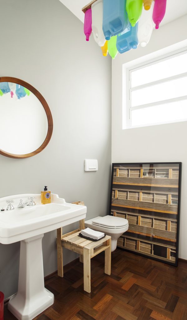 A cadeira Pallet no lavabo também é criação do arquiteto.