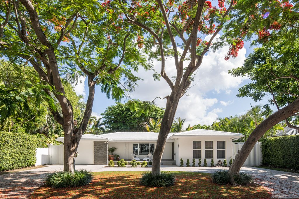 A fachada da casa construída na década de 1950 foi preservada a fim de manter a identidade histórica do bairro em que se localiza. A única alteração feita na frente pelas designers foi a construção de uma passagem para carros em volta das árvores flamboyant originais, que também são características da região.