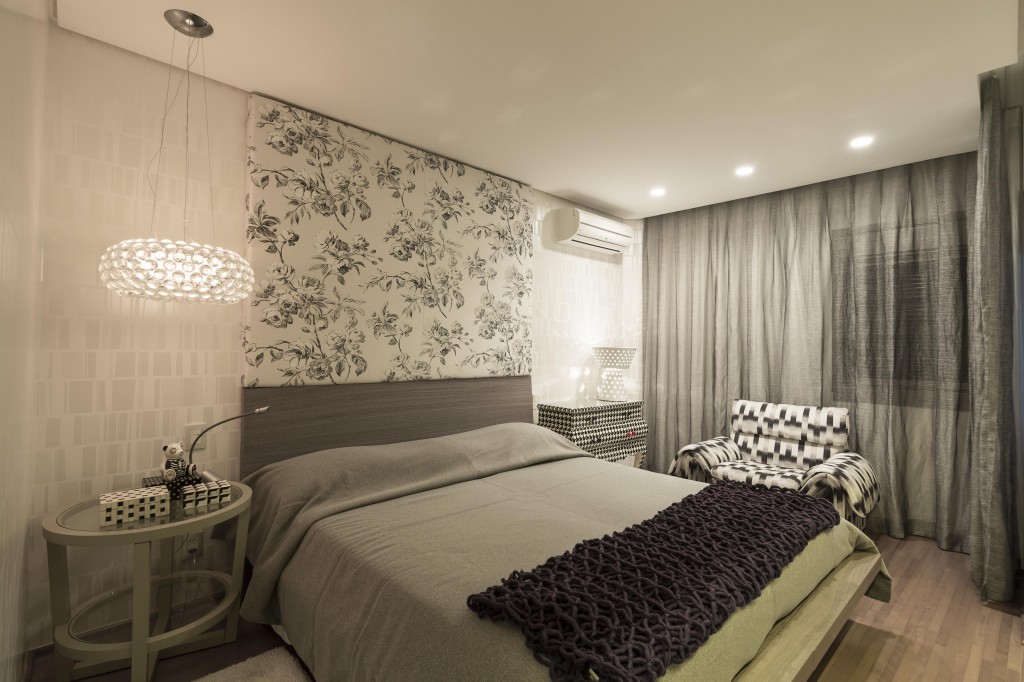 Aconchegante, o dormitório do casal sobrepõem diferentes tecidos e estampas com equilíbrio e elegância. Tudo linkado pelas cores que transitam entre o branco, cinza e preto.
